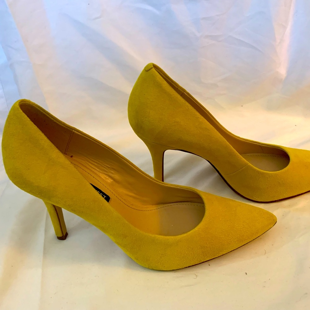 Nine West yellow pumps. Women’s size 8